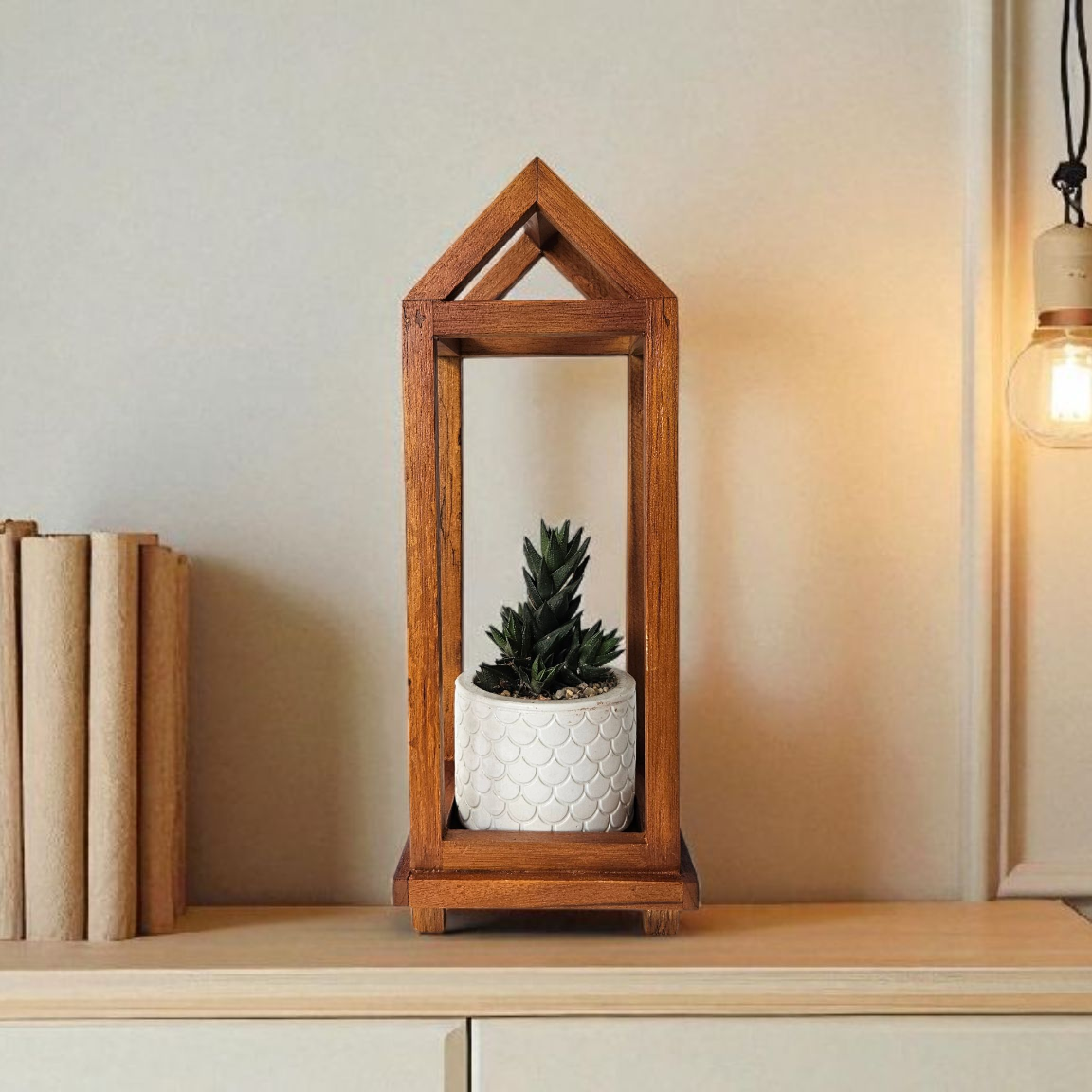 Porta macetero artesanal en forma de casa alta | Hecho a mano en Ecuador