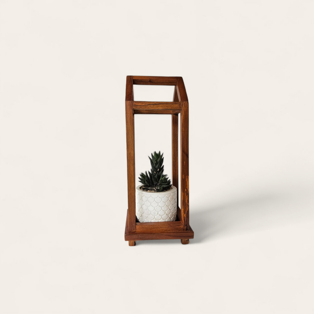 Porta macetero artesanal en forma de casa alta | Hecho a mano en Ecuador