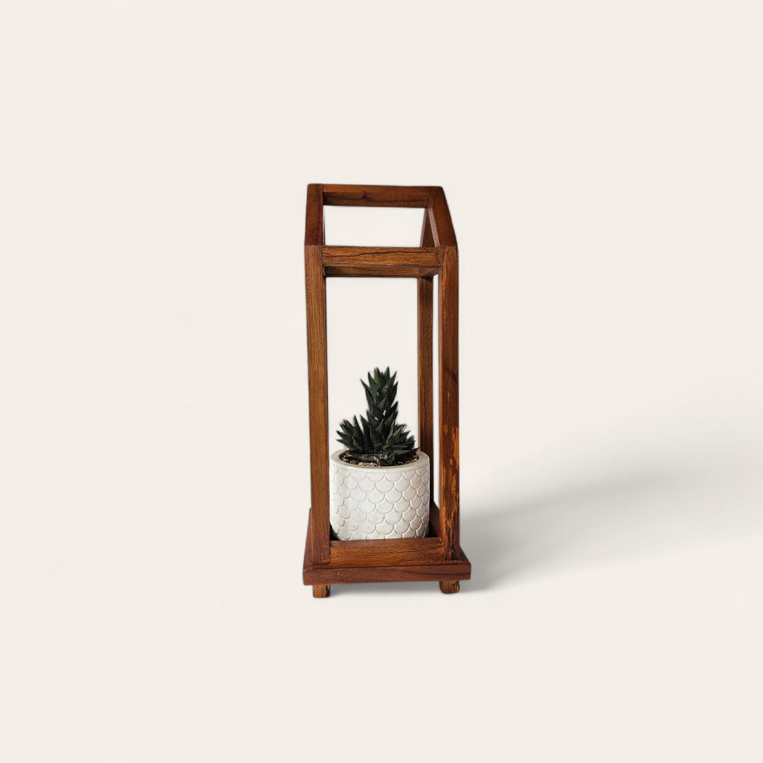 Porta macetero artesanal en forma de casa alta | Hecho a mano en Ecuador