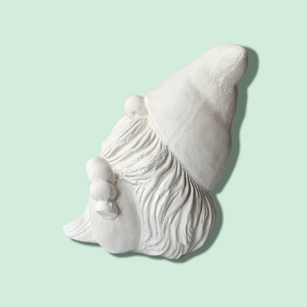 Figura de Yeso sin Pintar – Mini Gnomo Sentado Decorativo (Mayorista)