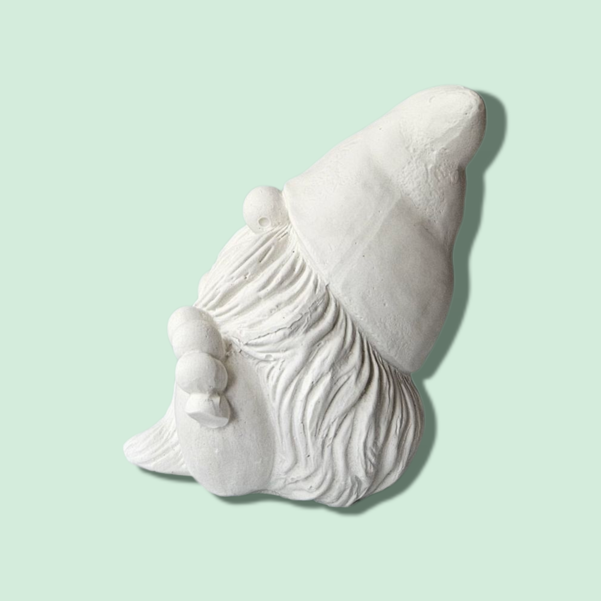 Figura de Yeso sin Pintar – Mini Gnomo Sentado Decorativo (Mayorista)