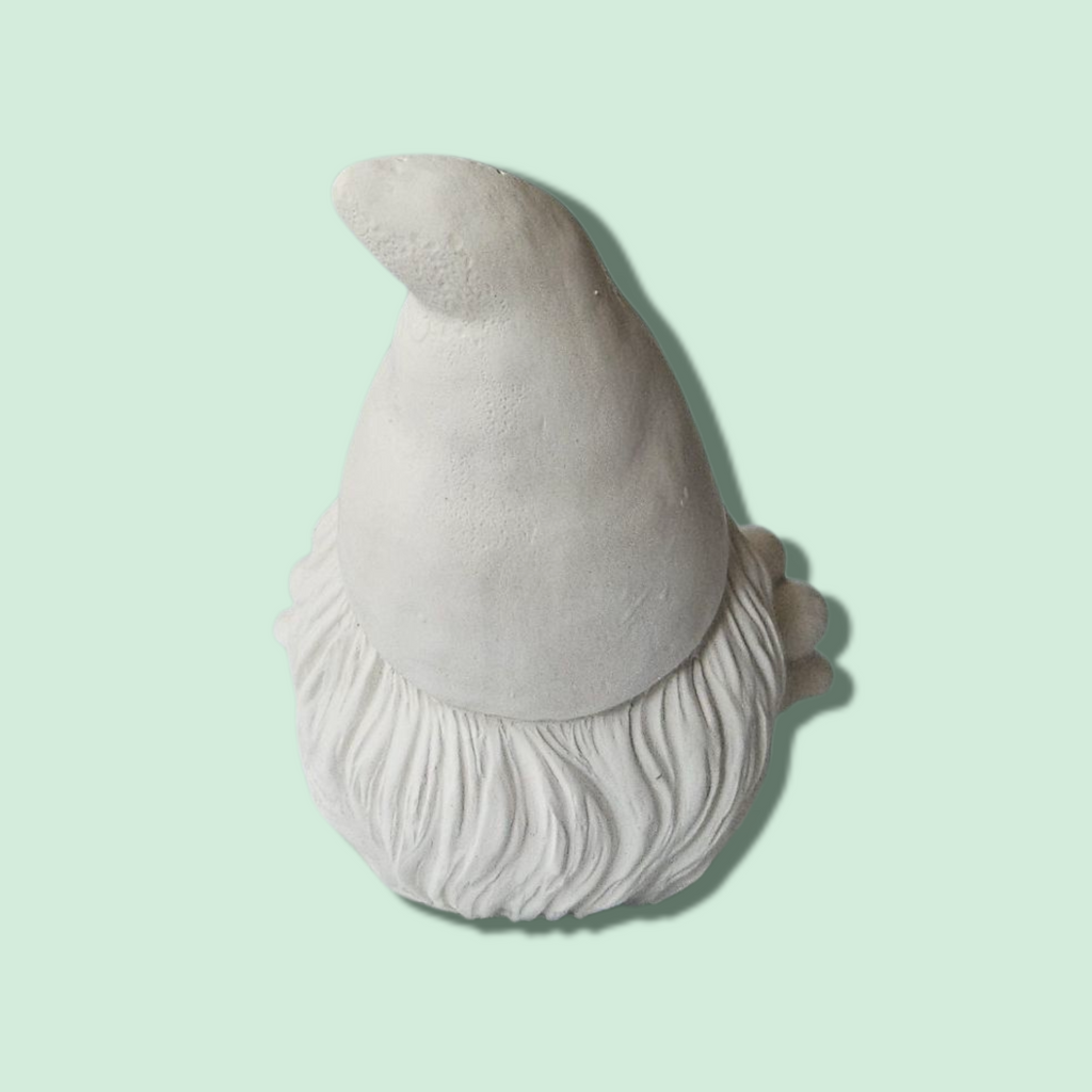 Figura de Yeso sin Pintar – Mini Gnomo Sentado Decorativo (Mayorista)