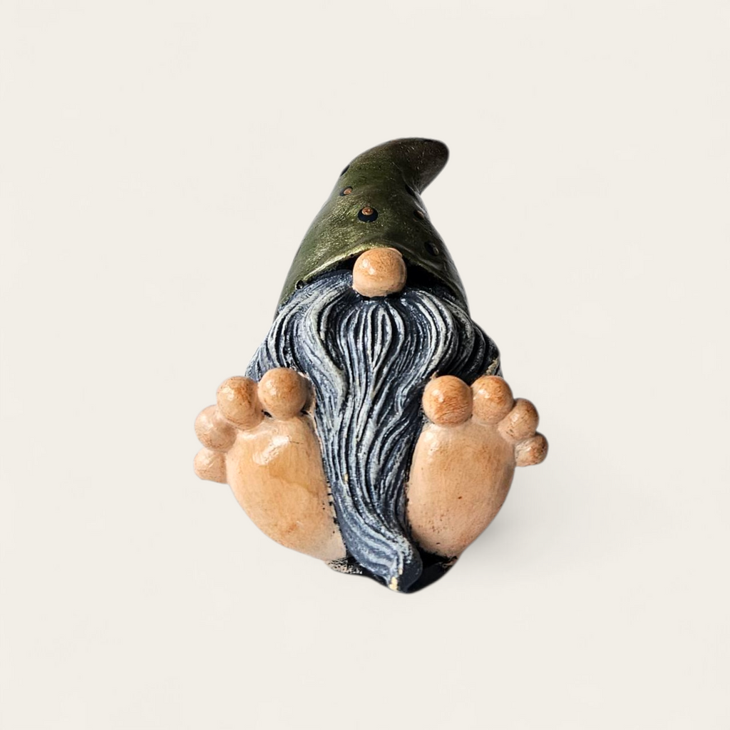 Gnomo de Barba Larga con Pies Descalzos | Figura artesanal pintada a mano