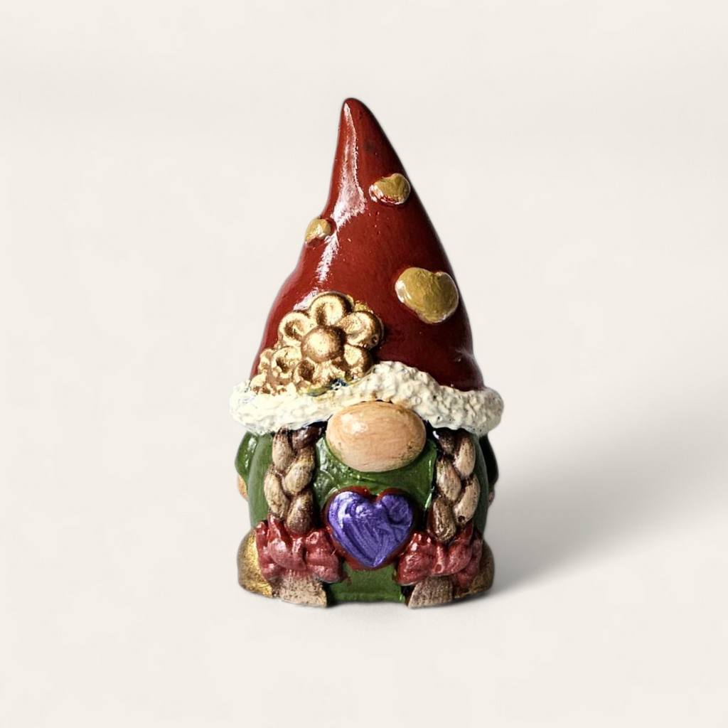 Gnoma Artesanal | Figura pintada a mano con detalles únicos