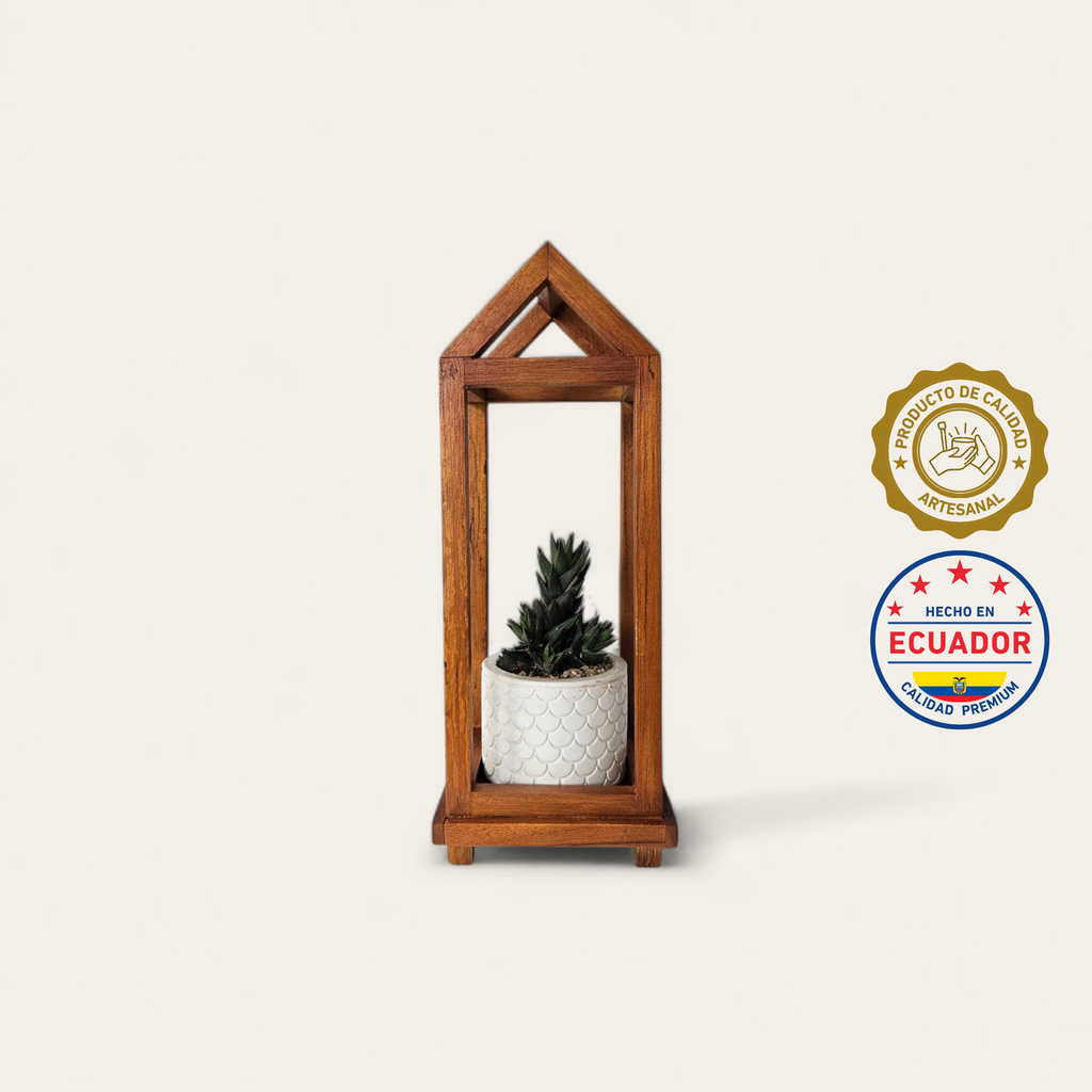 Porta macetero artesanal en forma de casa alta | Hecho a mano en Ecuador
