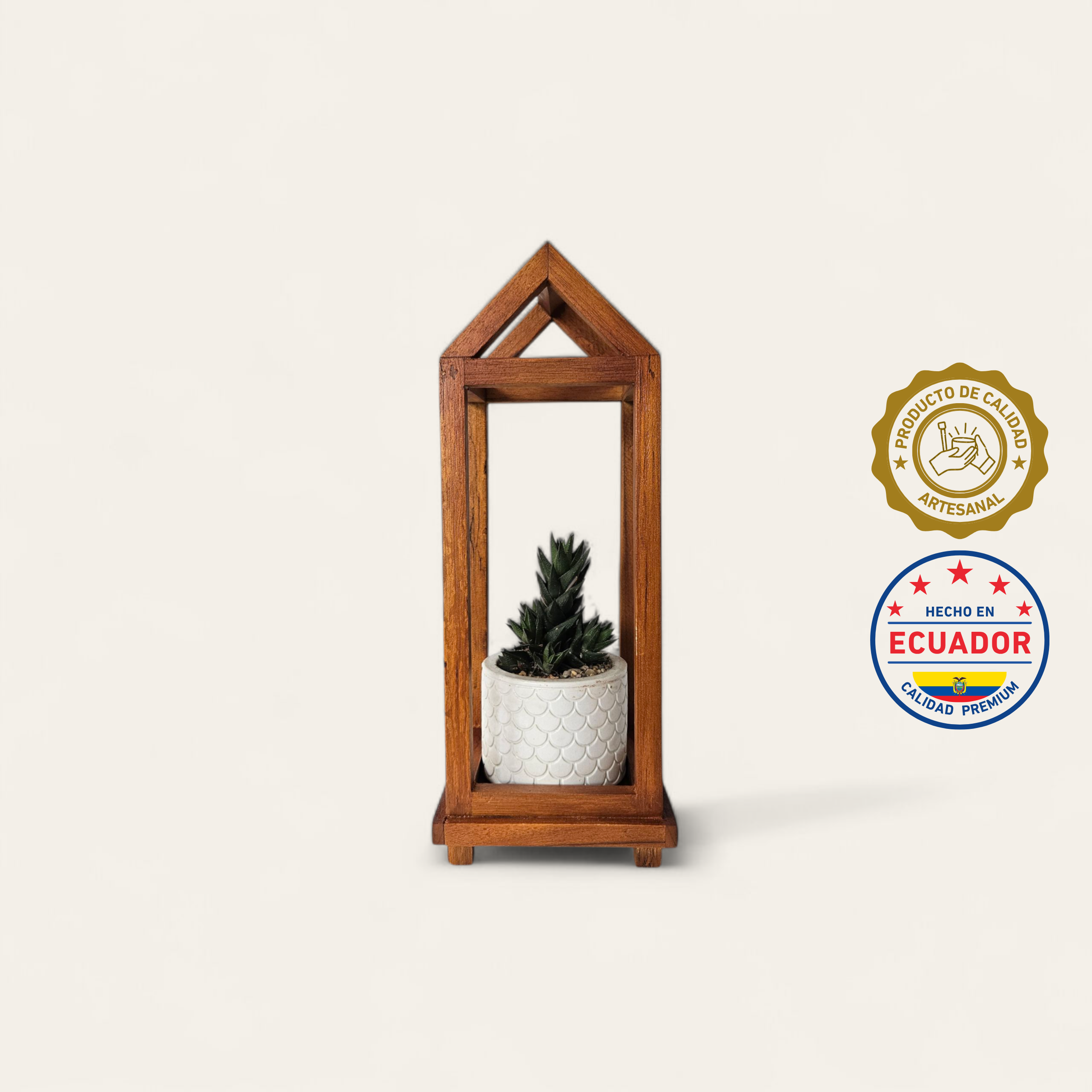 Porta macetero artesanal en forma de casa alta | Hecho a mano en Ecuador