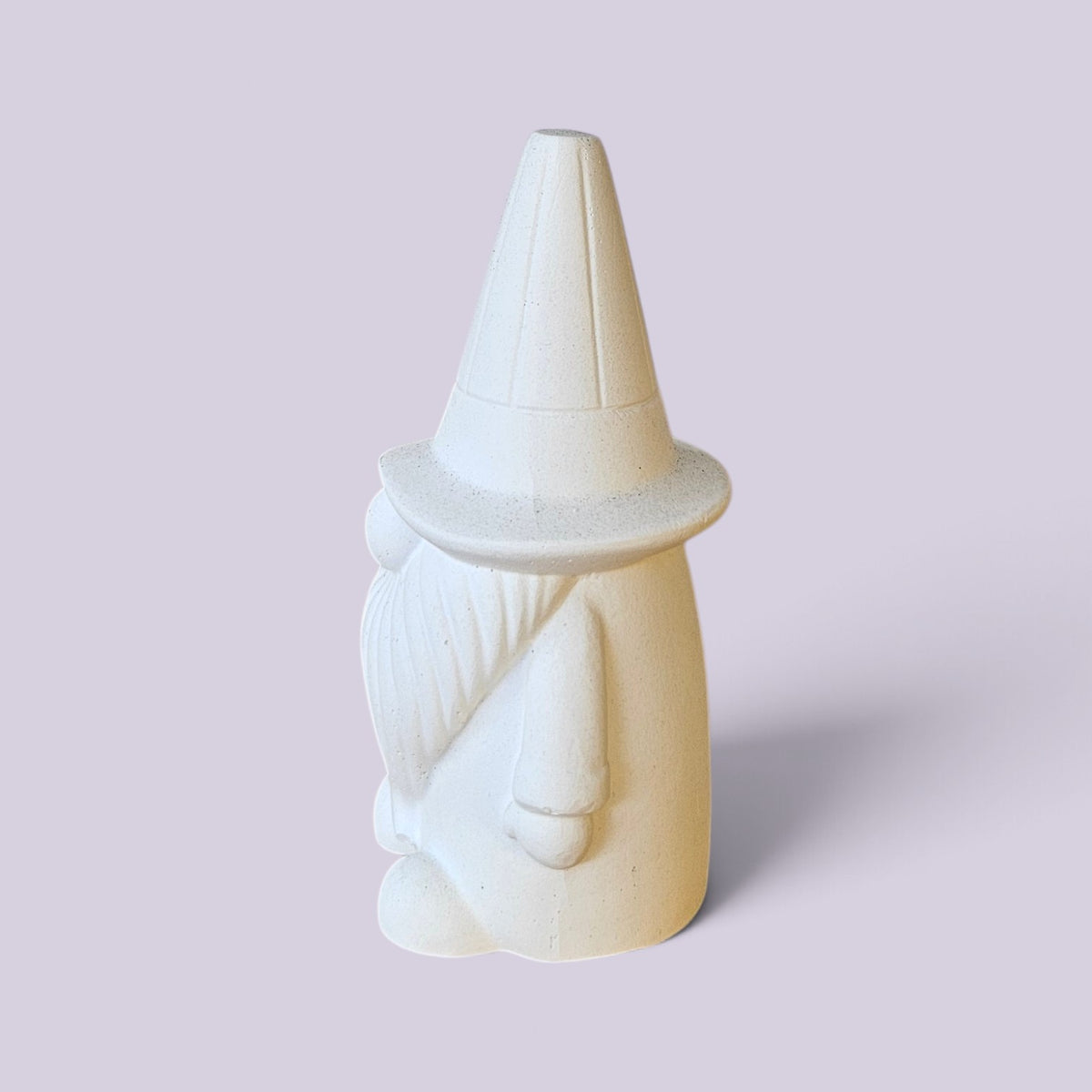 Gnomo con Sombrero de Cono Alto en Yeso