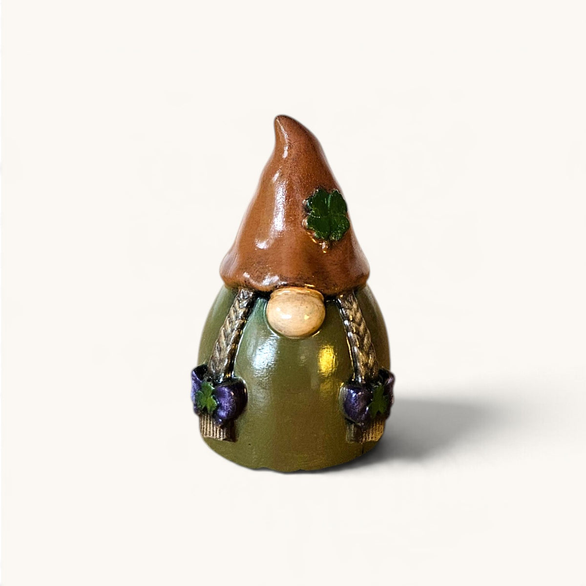 Gnoma de la Suerte con Trébol | Figura Decorativa Pintada a Mano