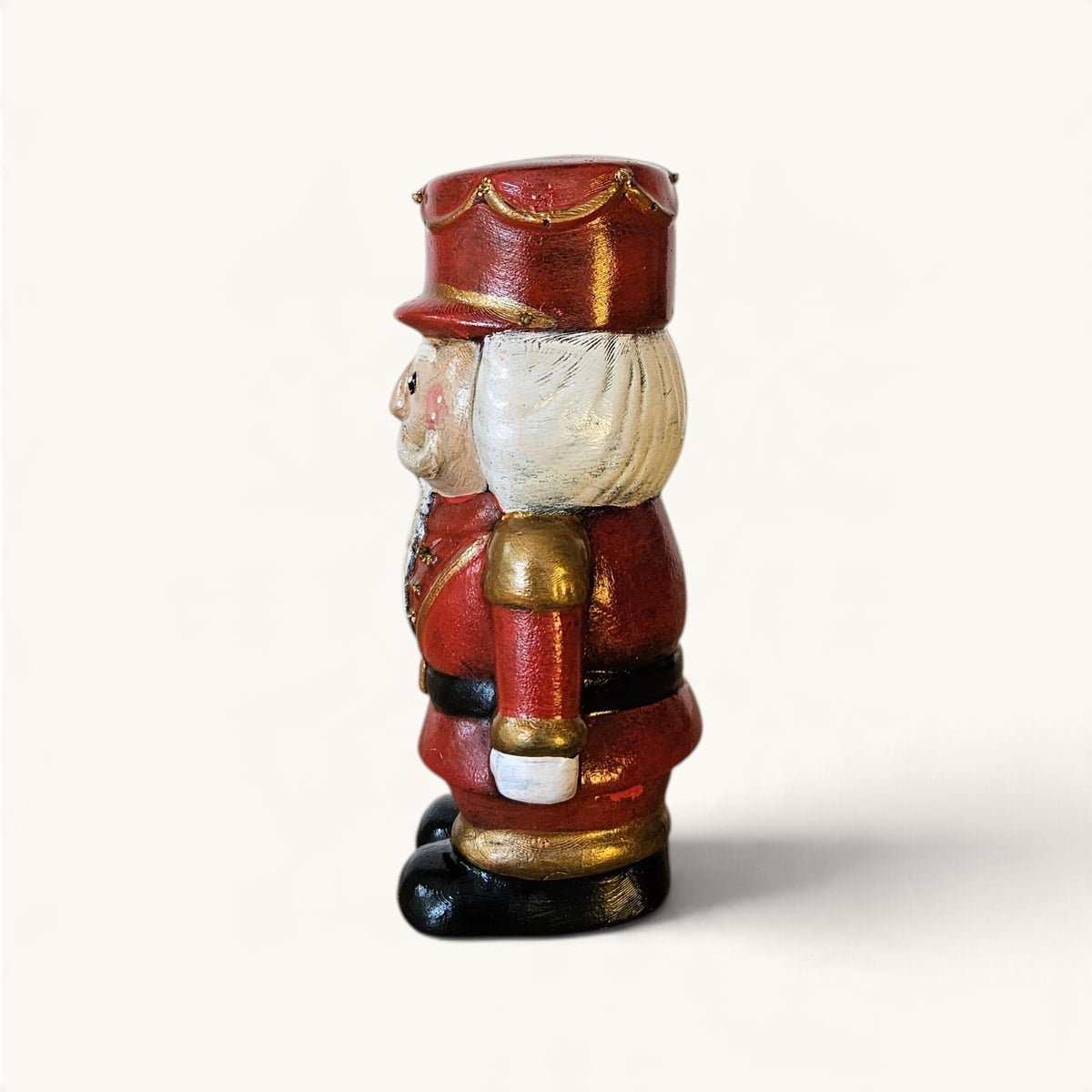 Cascanueces Navideño Rojo y Dorado | Figura Decorativa Pintada a Mano