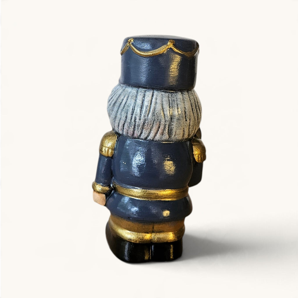 Cascanueces Navideño Rojo y Dorado | Figura Decorativa Pintada a Mano