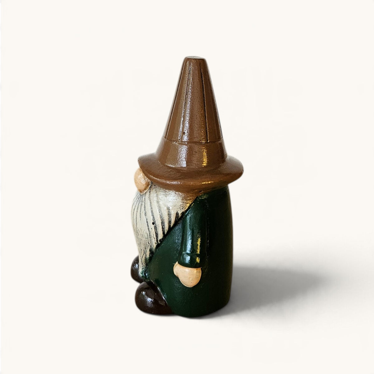 Gnomo Decorativo con Sombrero Marrón | Figura Pintada a Mano